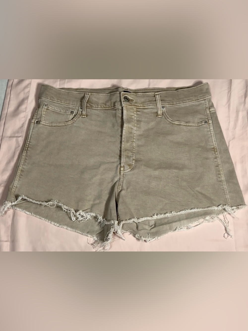 GAP Cream Frayed Hem Denim 3- Buttoned Shorts For Women Size 33, 3 1/2